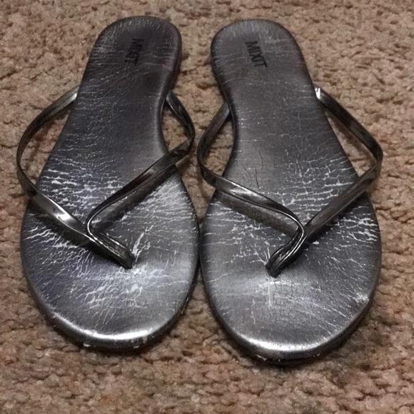 Silver shiny flip flops - Picture 1 of 3